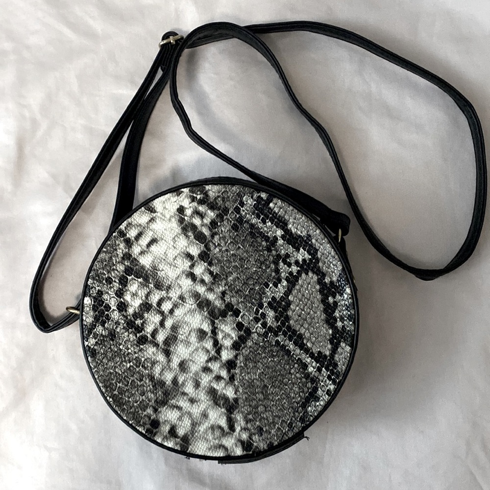 FAUX LEATHER ROUND PURSE WITH SNAKESKIN PRINT
